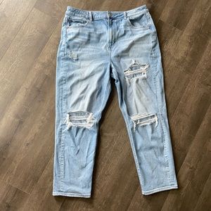 Light Wash American Eagle Mom jeans